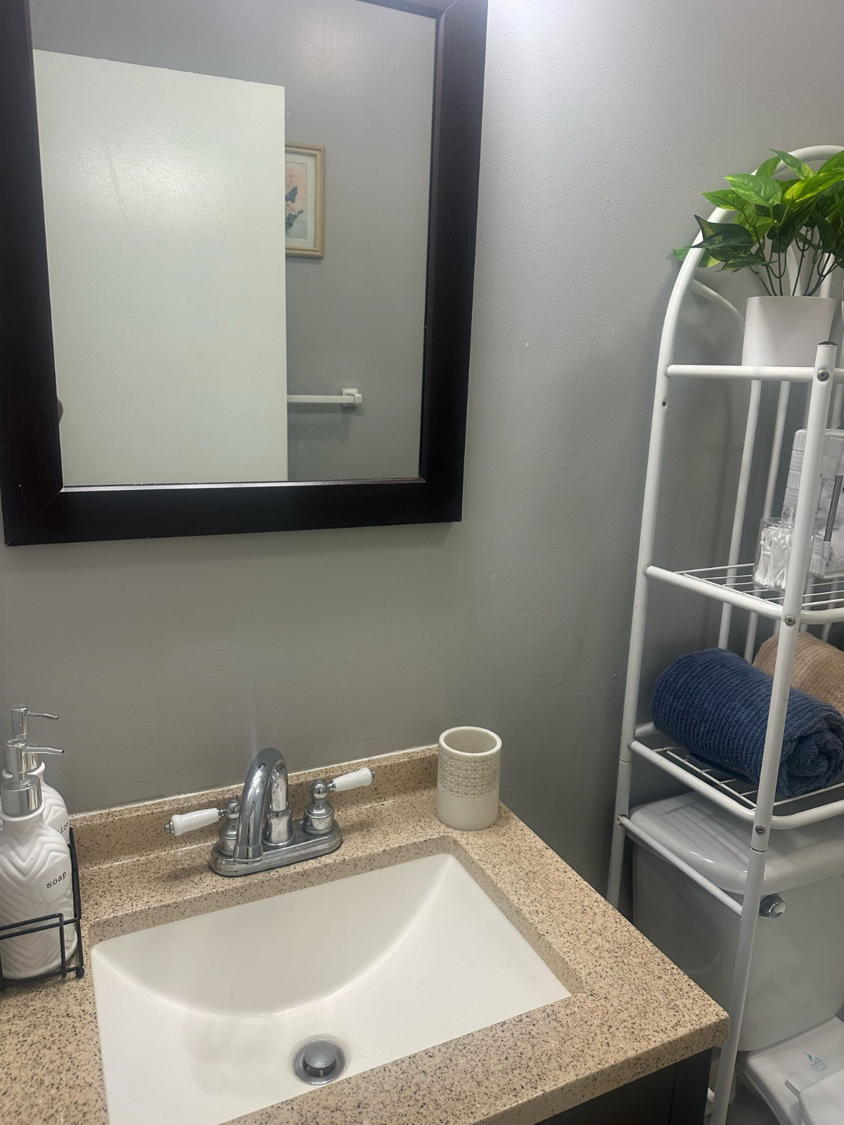 Spacious Quiet 2 Bedroom Apartment - Photo 10
