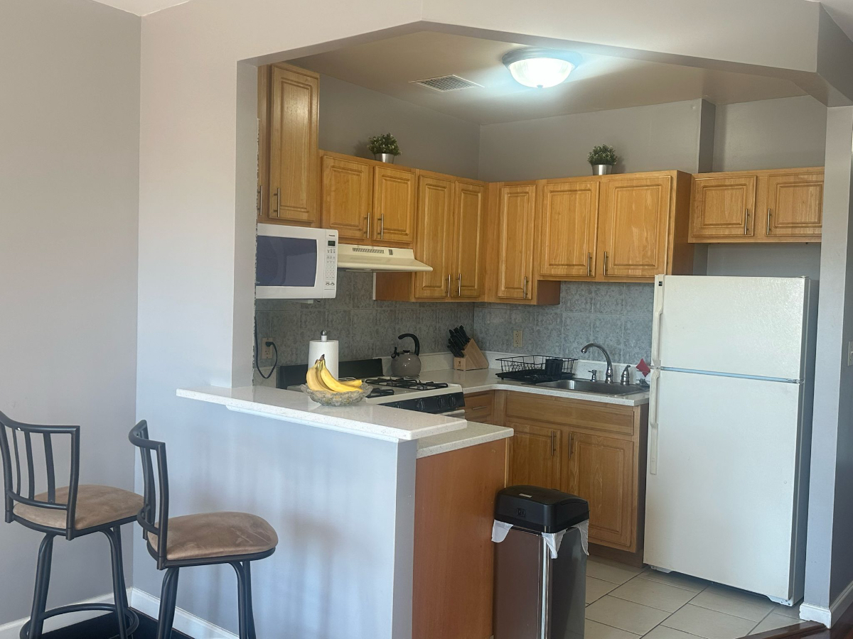 Spacious Quiet 2 Bedroom Apartment - Photo 3