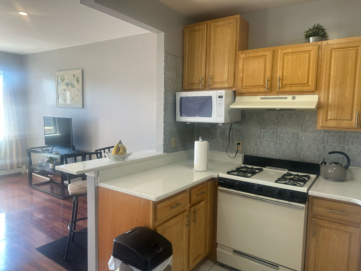 Spacious Quiet 2 Bedroom Apartment - Photo 4