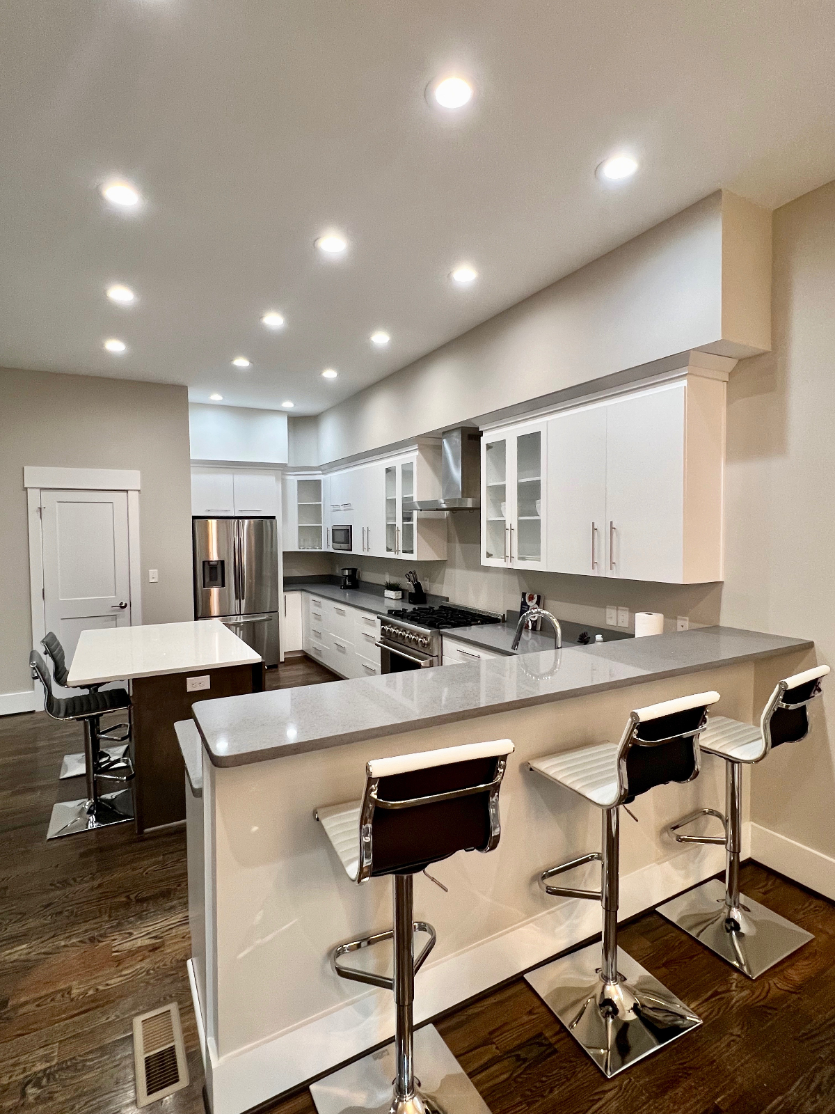 Luxurious Rental 3 Beds/3 Baths - Photo 12