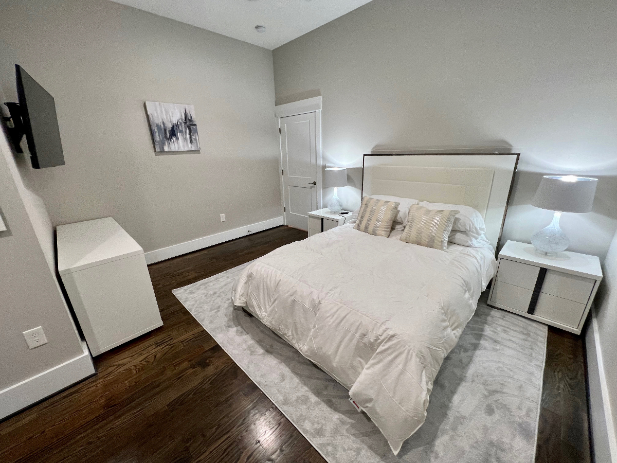 Luxurious Rental 3 Beds/3 Baths - Photo 9