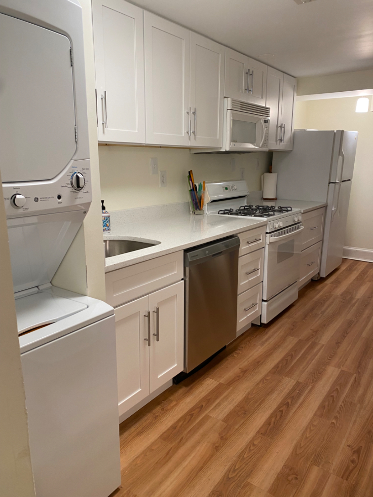 Beautiful one bedroom, in upscale neighborhood. - Photo 1