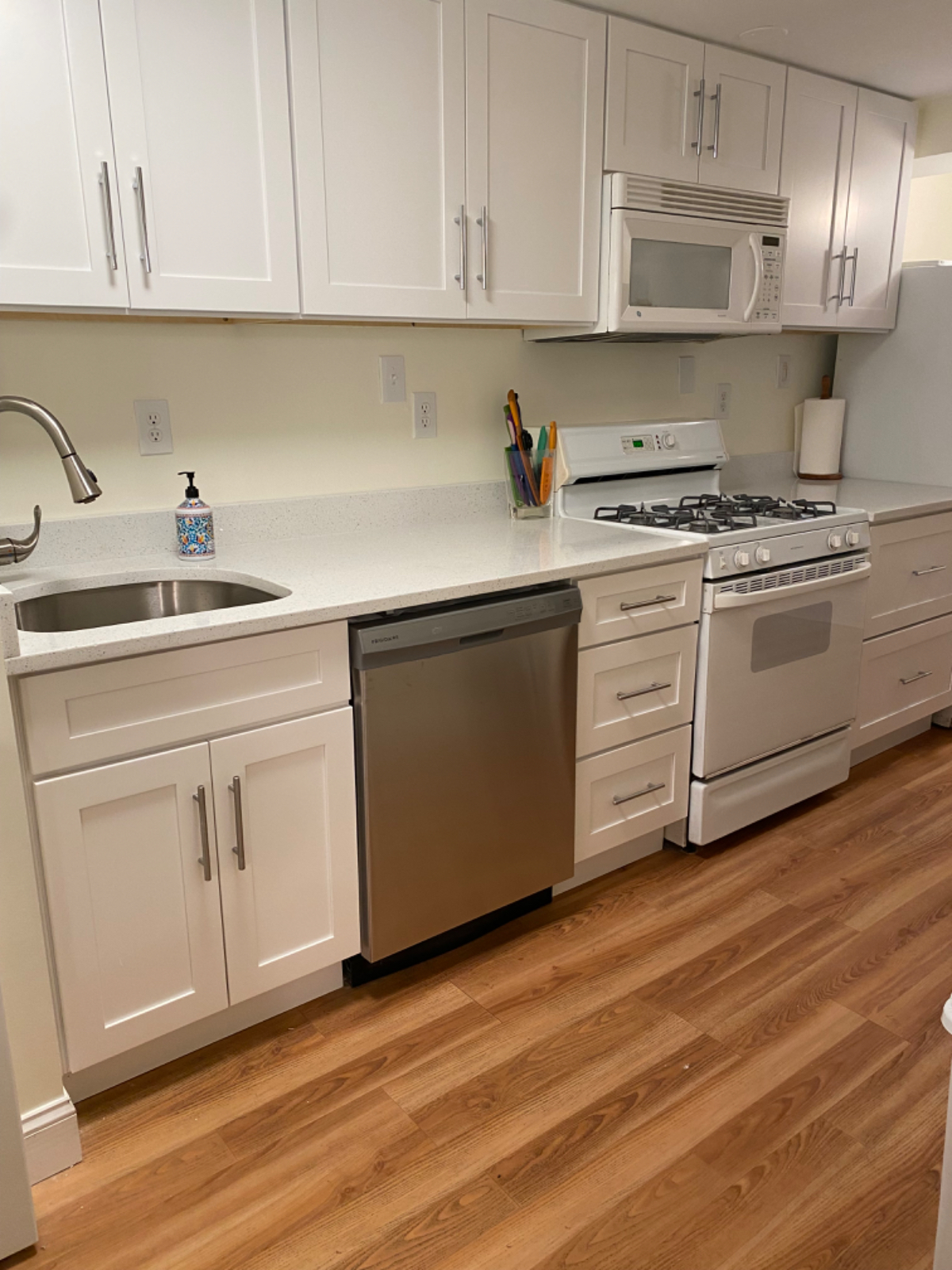Beautiful one bedroom, in upscale neighborhood. - Photo 2
