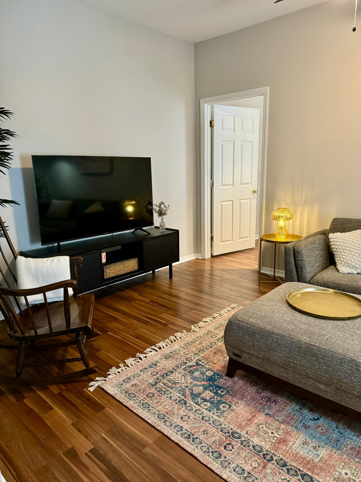 Adorable and Stylish Midtown Kingston Apartment - Photo 2