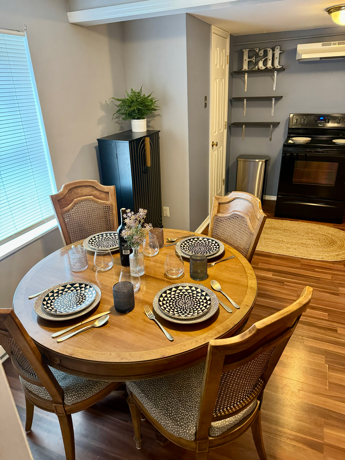 Adorable and Stylish Midtown Kingston Apartment - Photo 11
