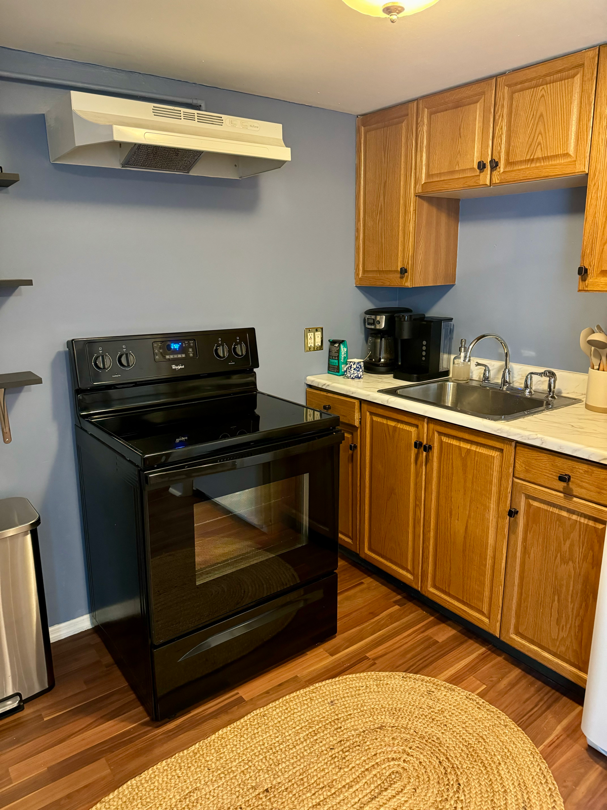 Adorable and Stylish Midtown Kingston Apartment - Photo 12