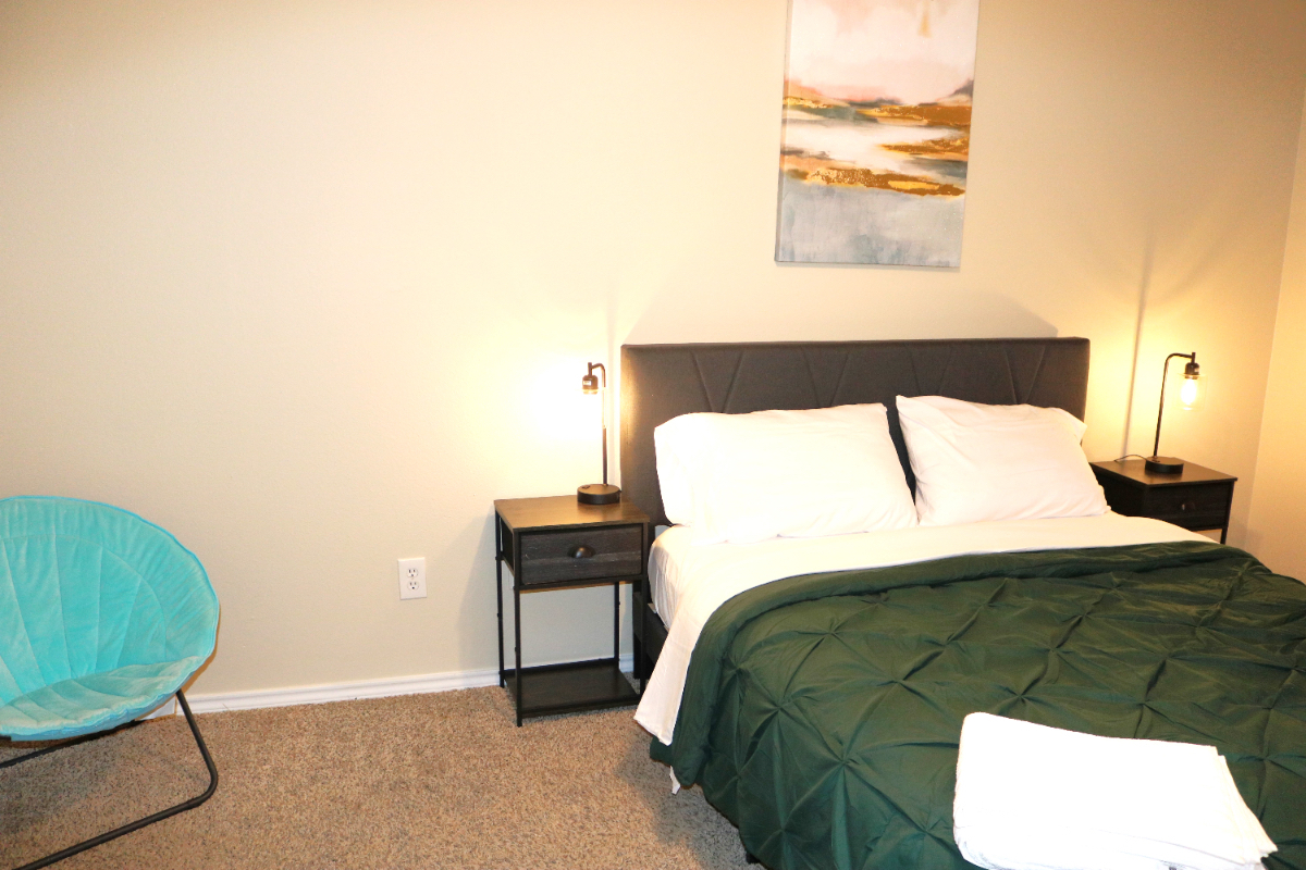 3BEDS/3BATHS BIG BACKYARD ALL INCLUDED -LOCATION 608-617 N Elkhart avenue - Photo 3