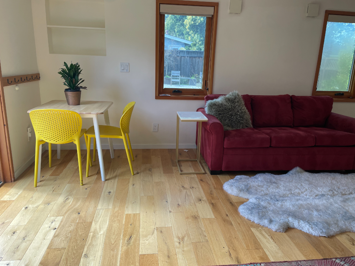 Independent 1 large studo/cottage with 2 queen beds (1 bed , 1 sofa-bed)