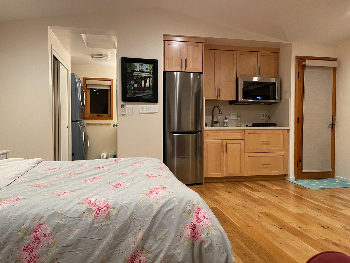 Independent 1 large studo/cottage with 2 queen beds (1 bed , 1 sofa-bed) - Photo 6