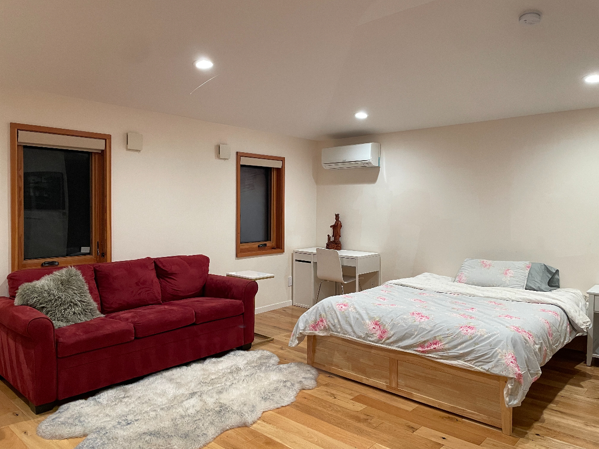 Independent 1 large studo/cottage with 2 queen beds (1 bed , 1 sofa-bed) - Photo 2