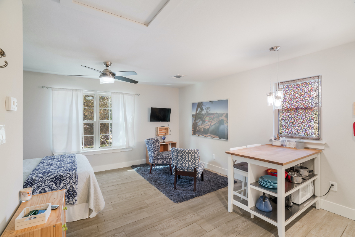 Private studio Apartment in small gated community - Photo 2