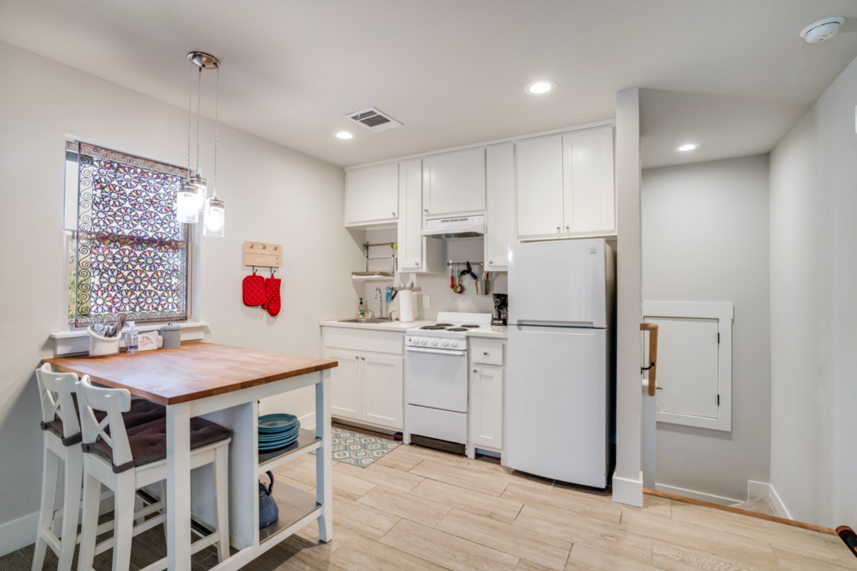 Private studio Apartment in small gated community - Photo 3