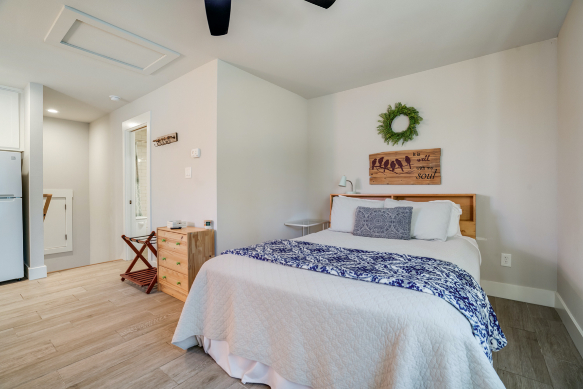 Private studio Apartment in small gated community - Photo 4