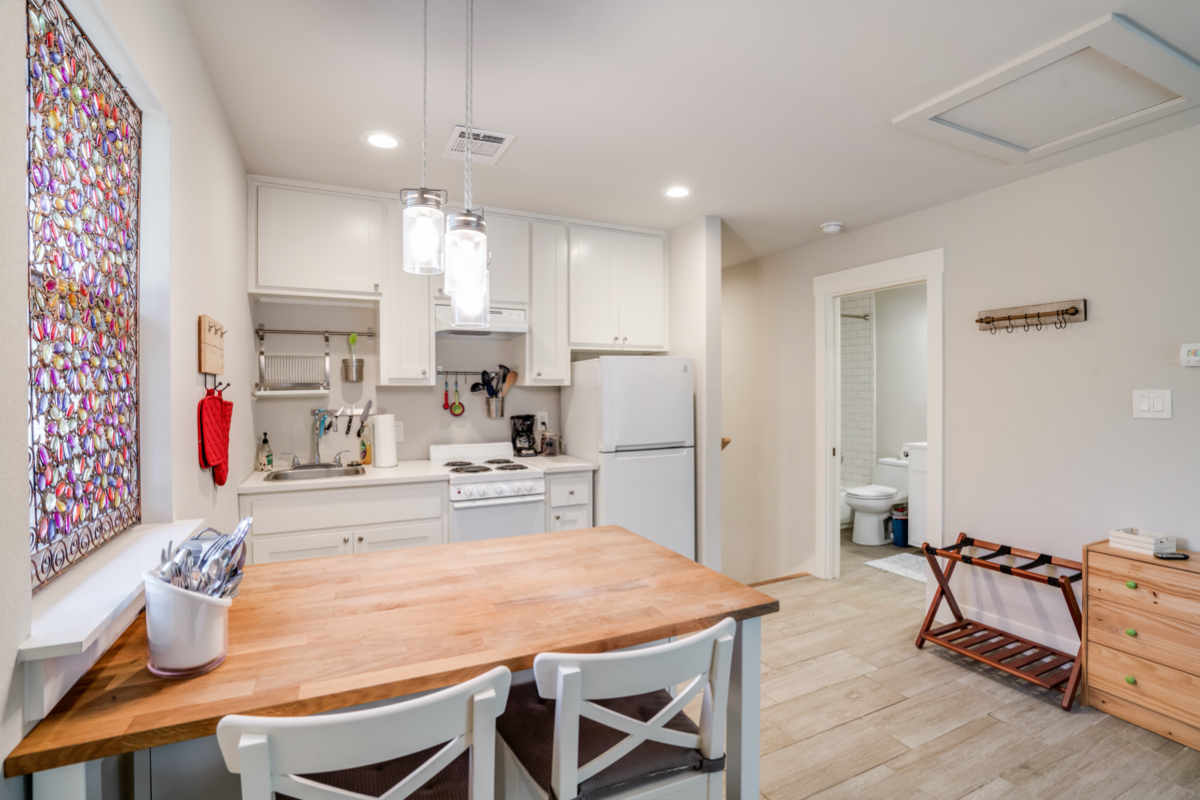 Private studio Apartment in small gated community - Photo 5