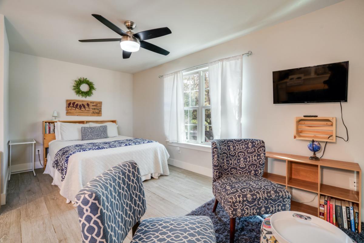 Private studio Apartment in small gated community - Photo 7