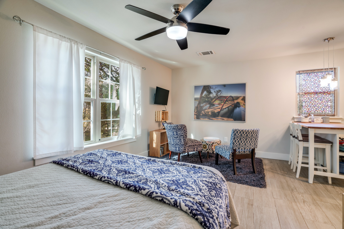 Private studio Apartment in small gated community - Photo 8