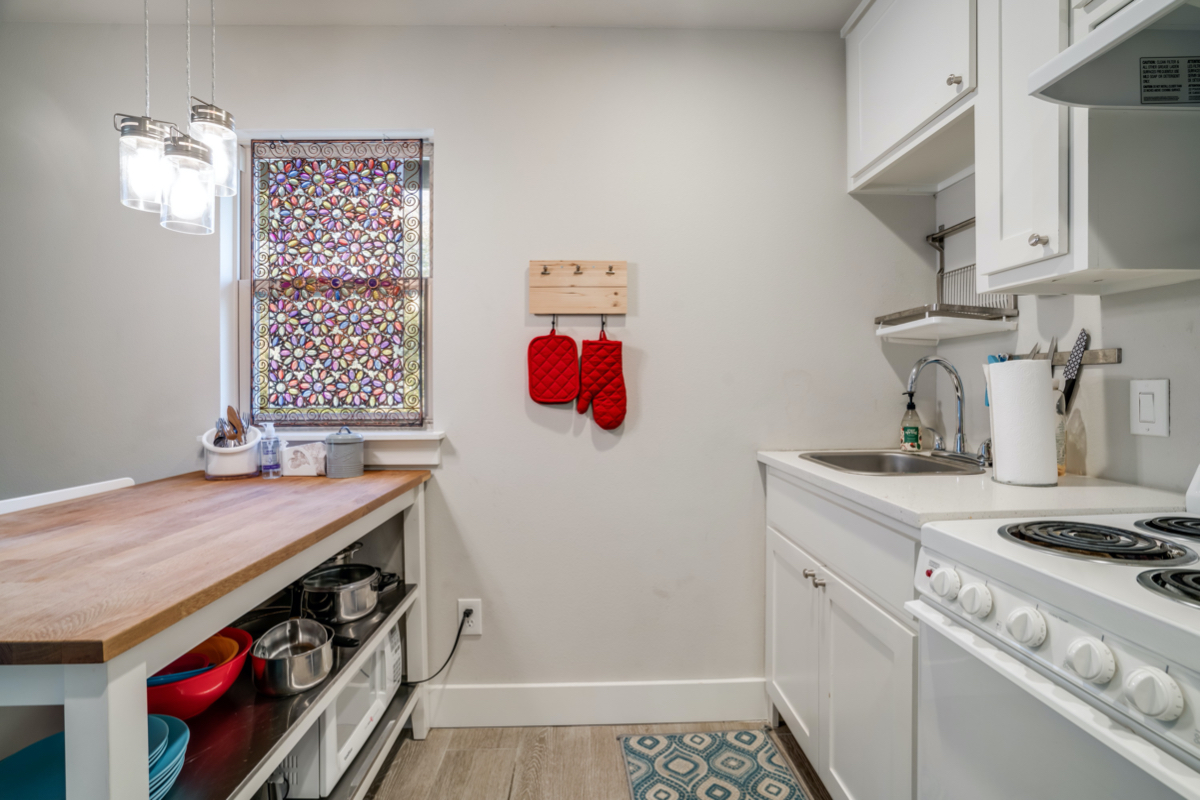 Private studio Apartment in small gated community - Photo 9