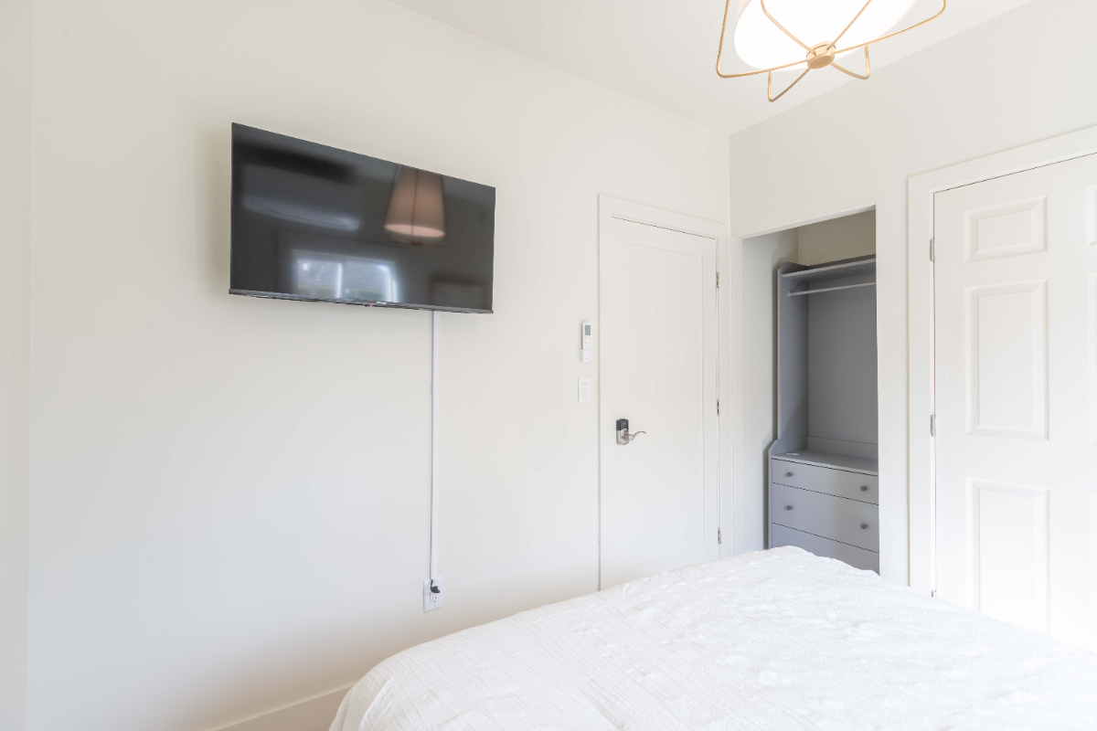 0.3 Mile from UCD Medical Center-Perfect for Med Students Room 1 - Photo 5