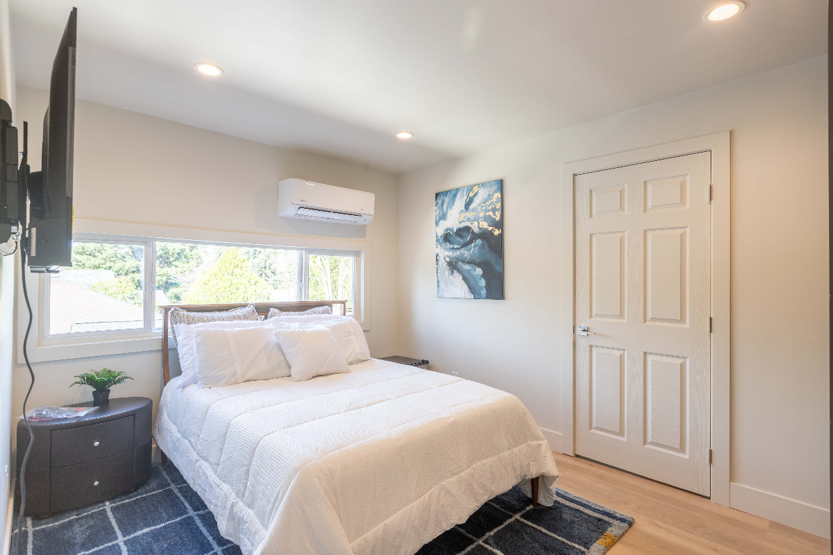 0.3 Mile from UCD Medical Center-Perfect for Med Students Room 1 - Photo 1