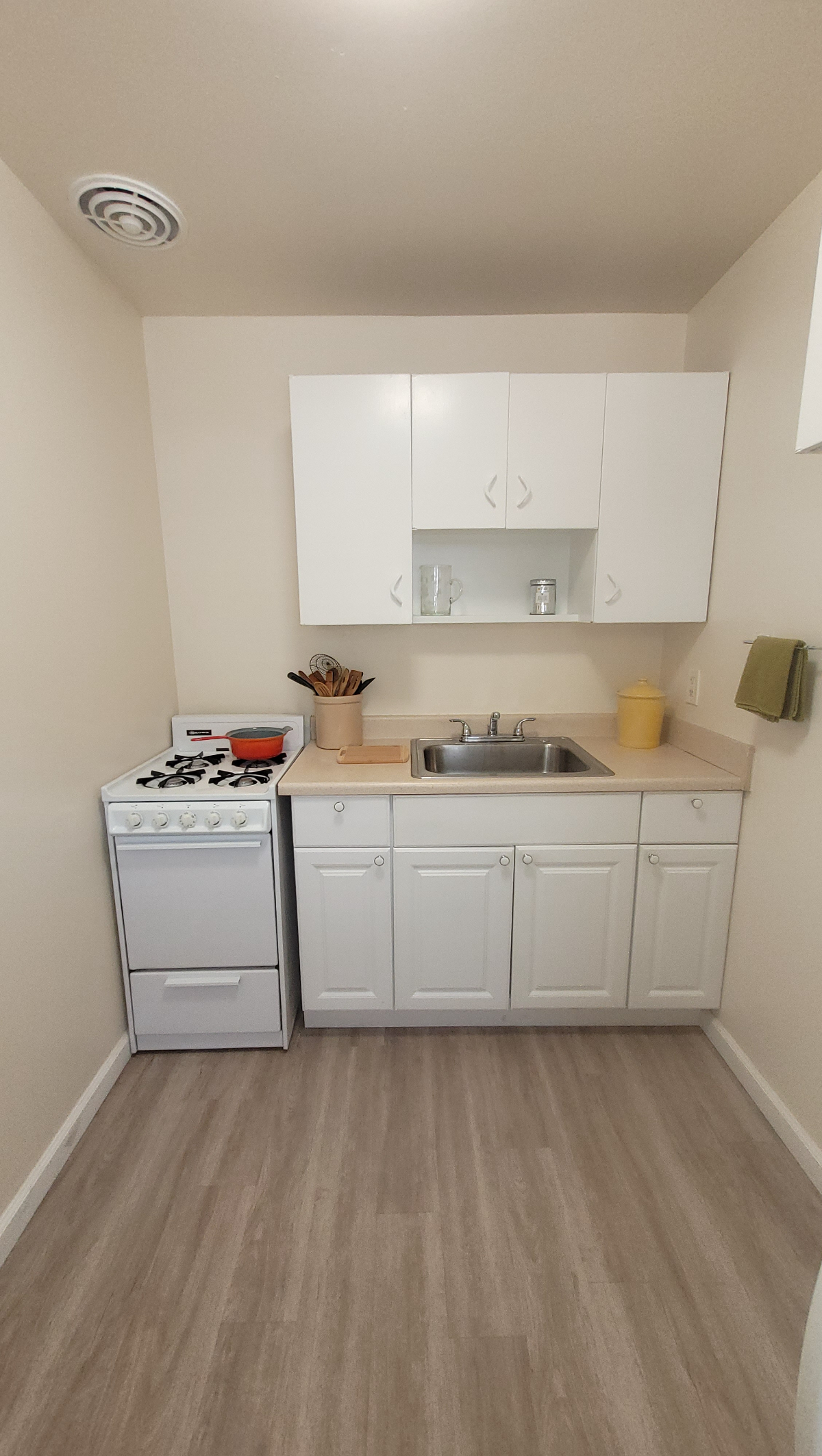 PRIME LOCATION NEAR THE BAY - CLOSE TO EVERYTHING - Photo 5