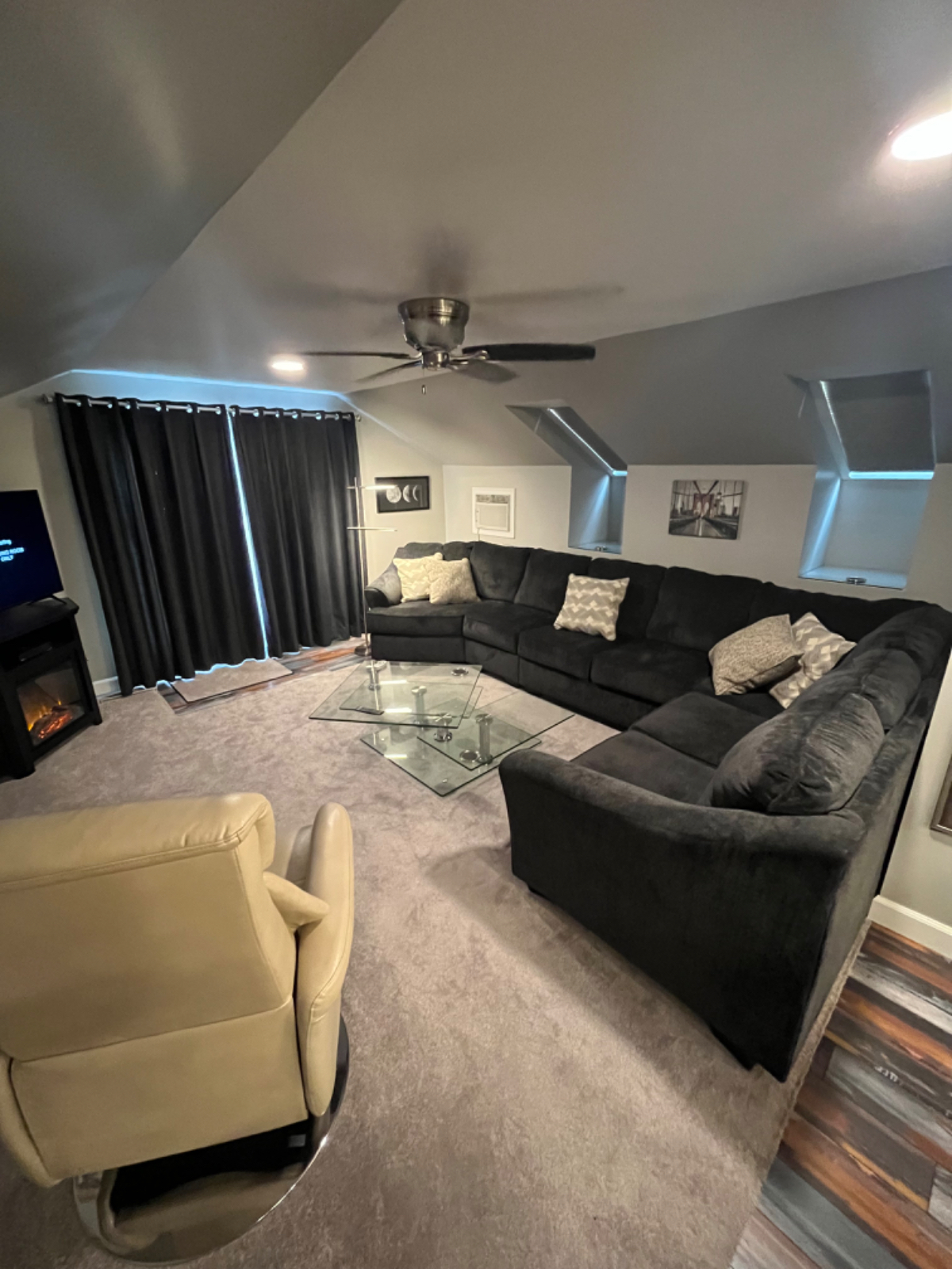 Amazing studio in executive home - Photo 1