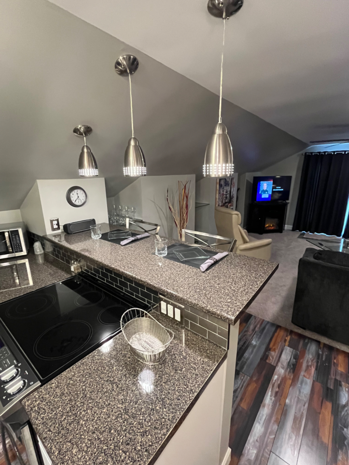 Amazing studio in executive home - Photo 2