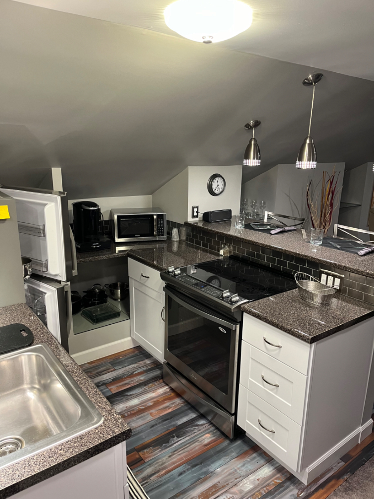Amazing studio in executive home - Photo 4