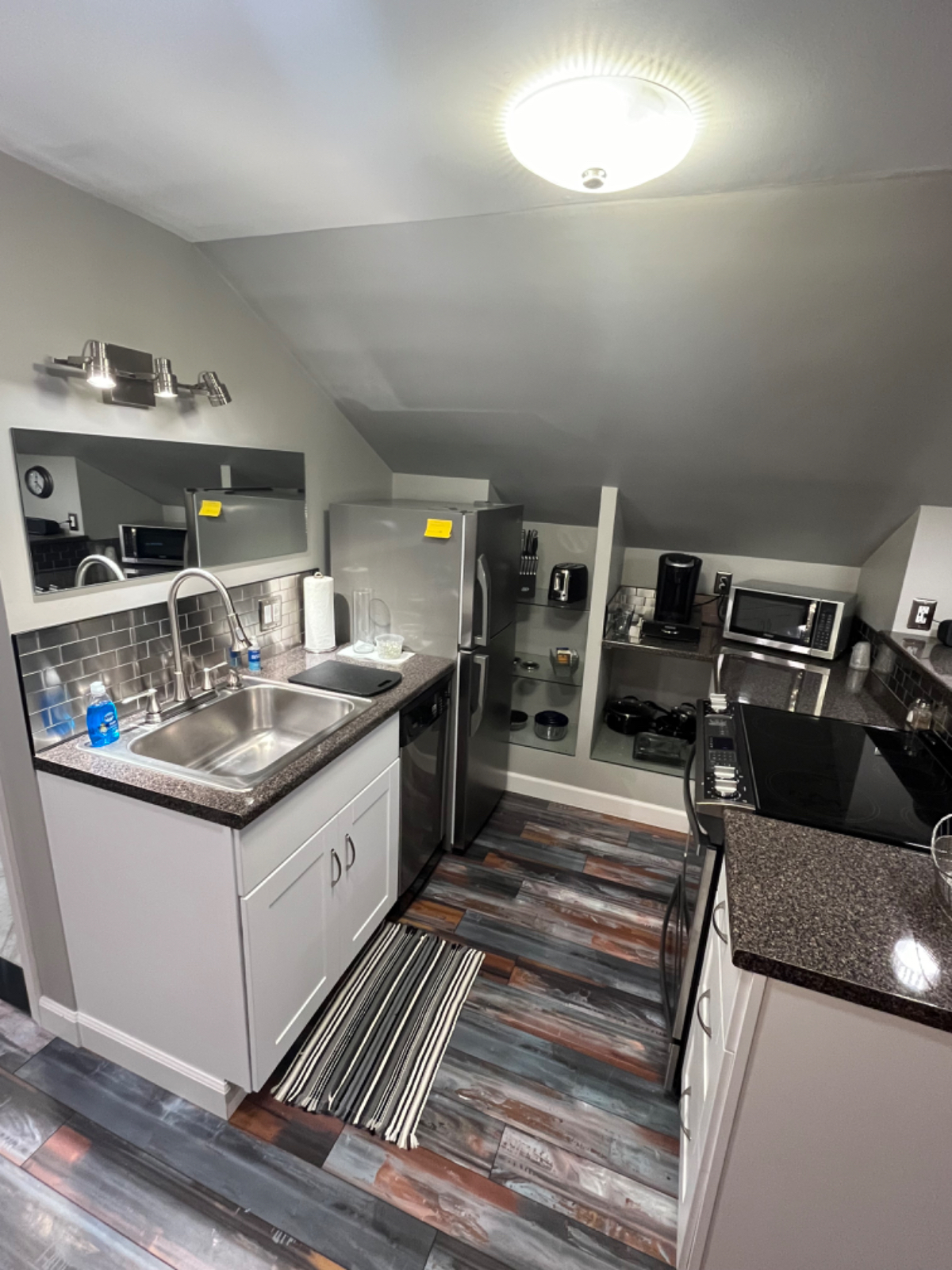 Amazing studio in executive home - Photo 5