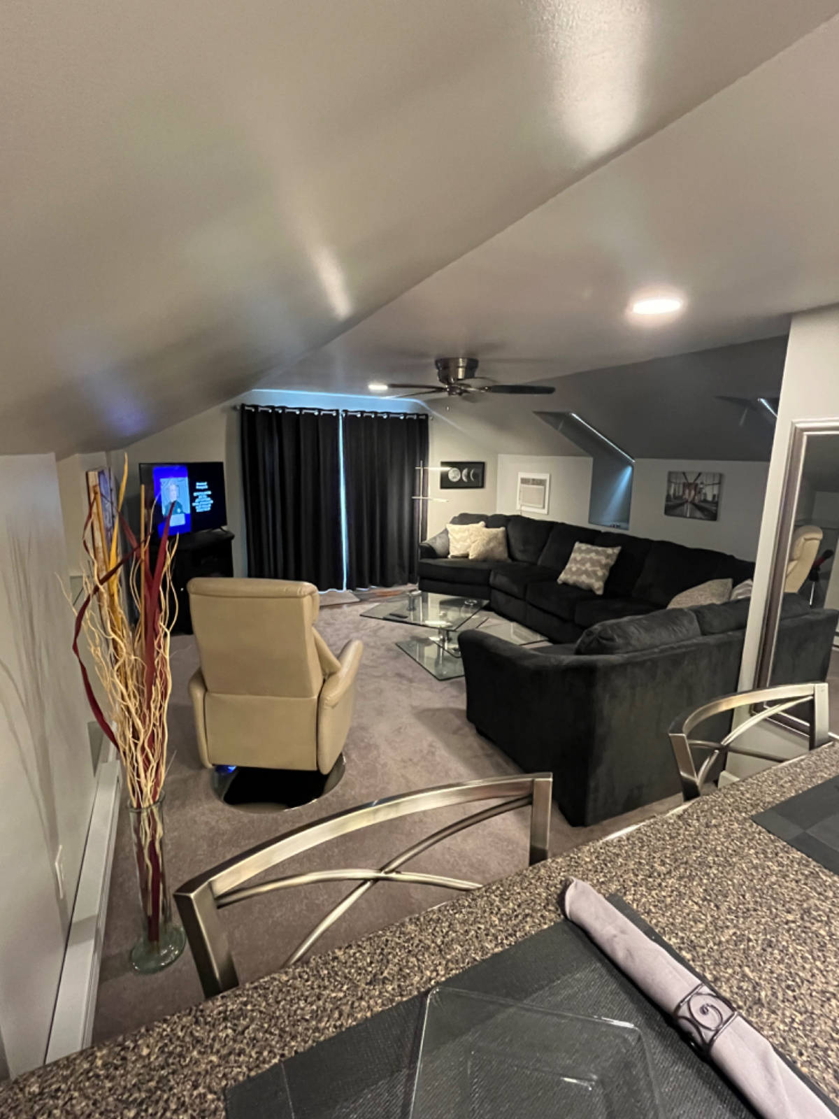 Amazing studio in executive home - Photo 6