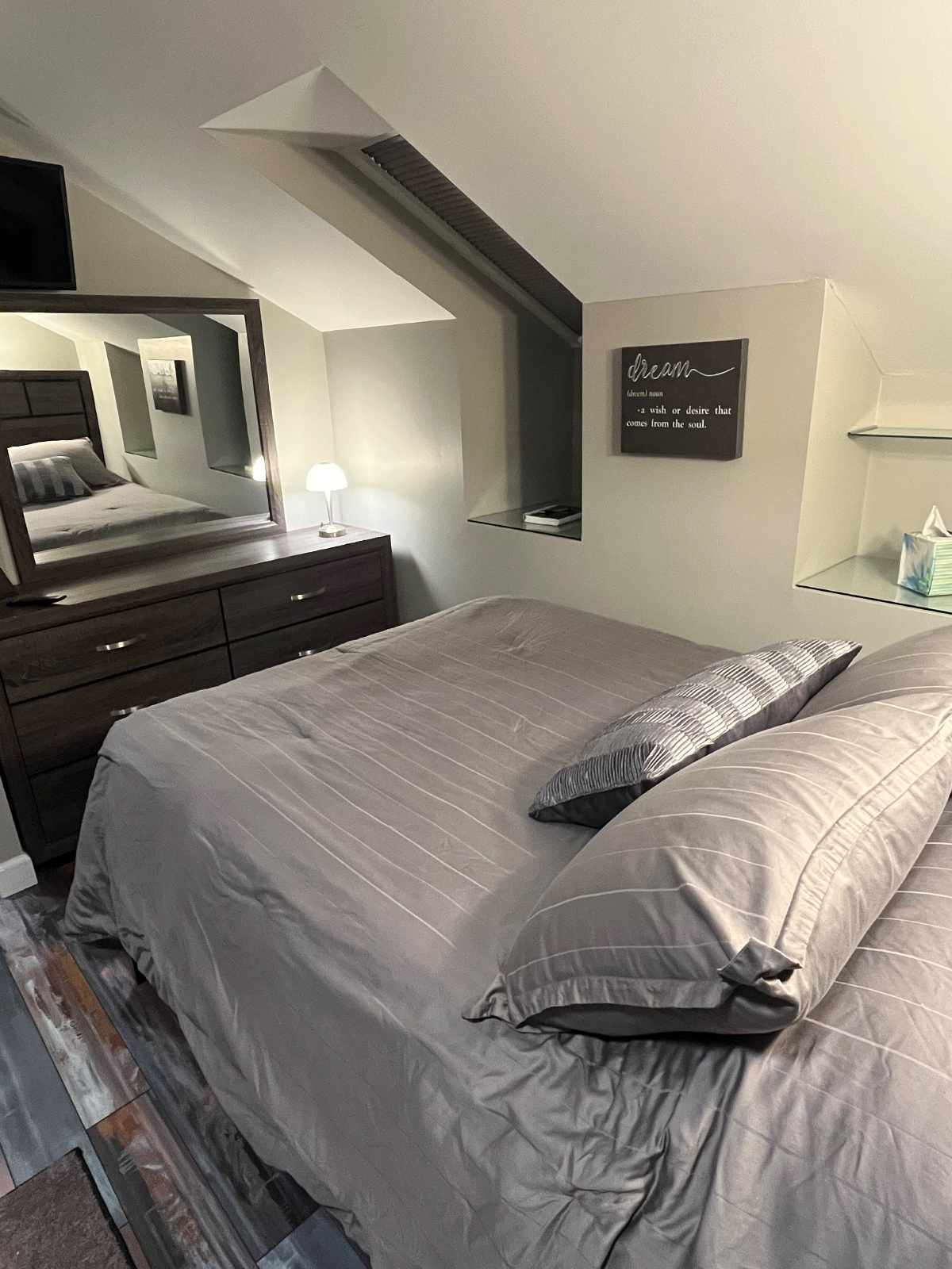 Amazing studio in executive home - Photo 9