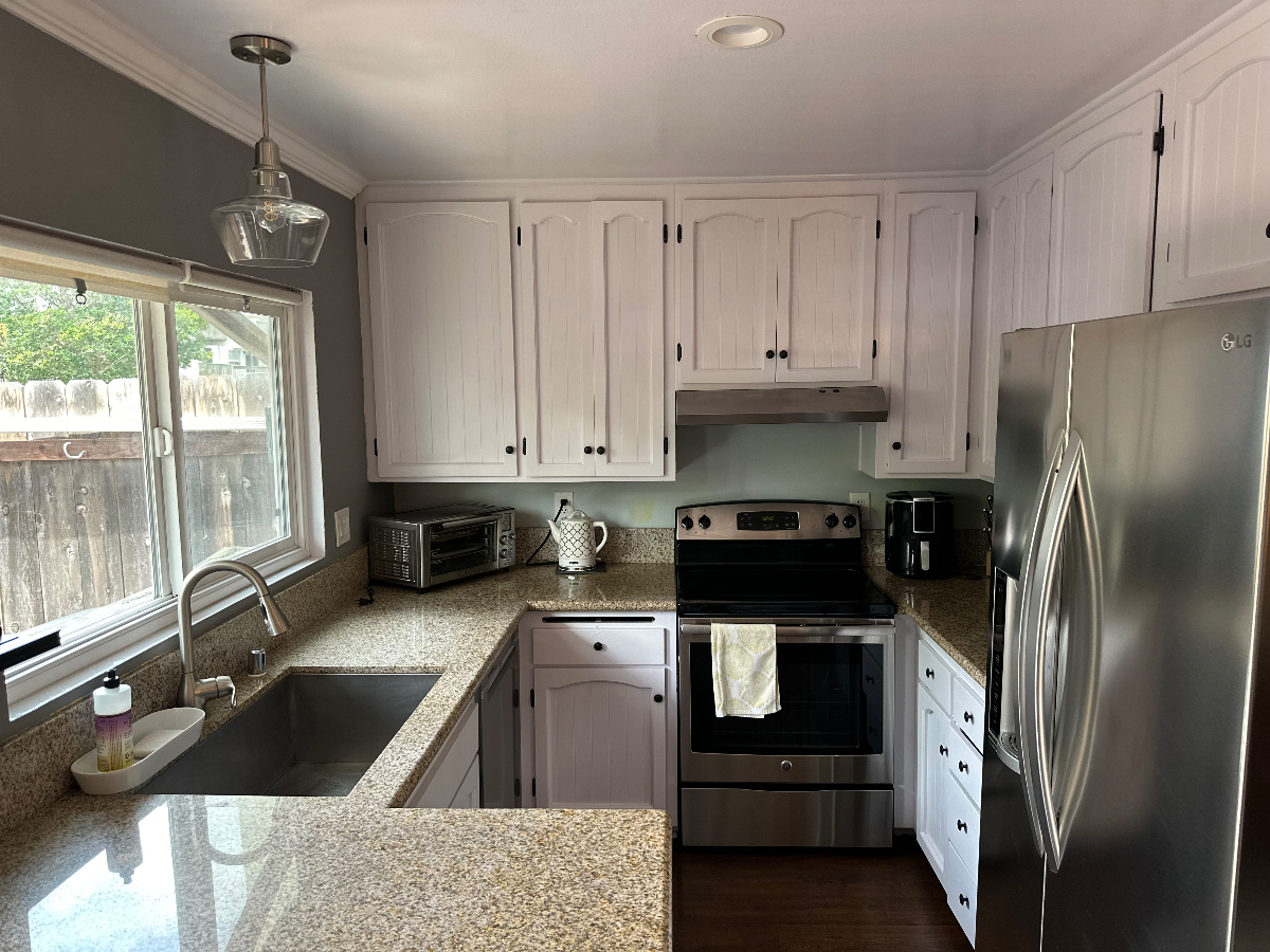 Cozy Townhome 1 Bedroom & Private Office (Incl. Cleaning) - Photo 2