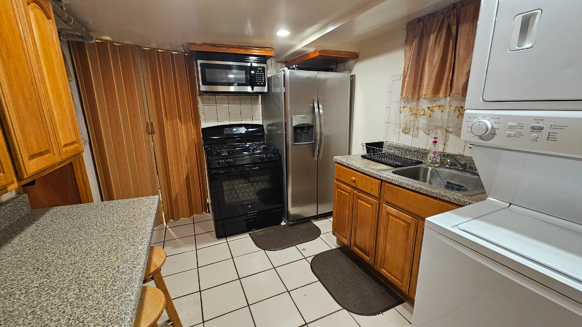 Spacious Private Room. Separate Entry. Washer Dryer. Canarsie Brooklyn. Near All - Photo 2