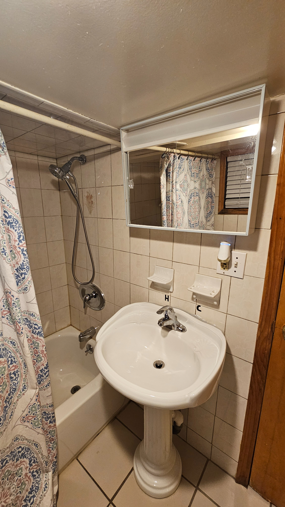 Spacious Private Room. Separate Entry. Washer Dryer. Canarsie Brooklyn. Near All - Photo 4