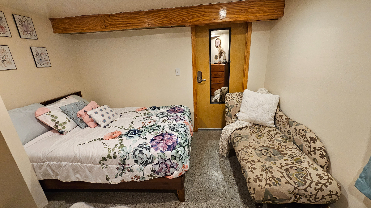 Spacious Private Room. Separate Entry. Washer Dryer. Canarsie Brooklyn. Near All - Photo 6