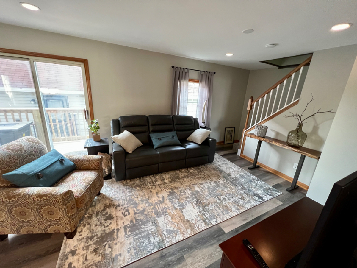 Remodeled home in quiet residential community near hospitals - Photo 2