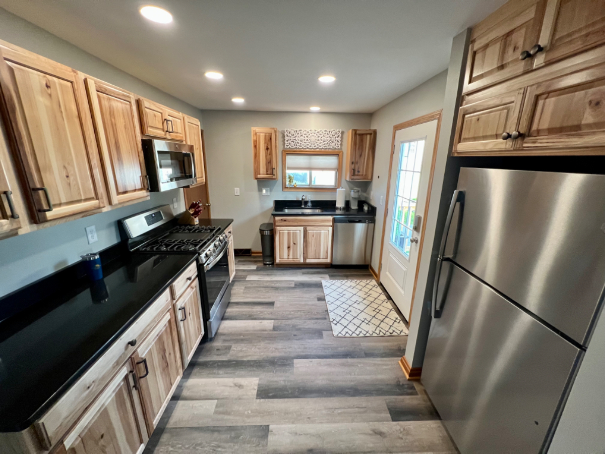 Remodeled home in quiet residential community near hospitals - Photo 3