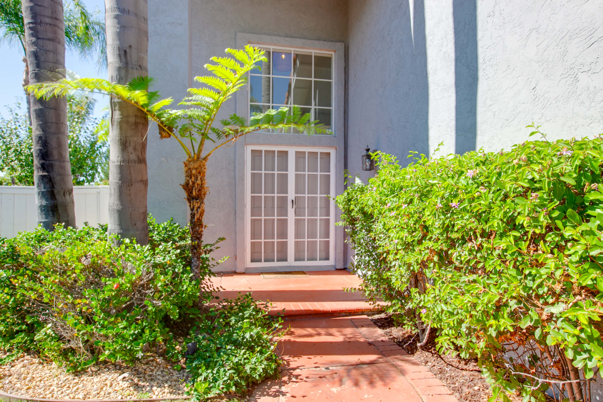 Beautifully designed Vista home with luxury furnishings - Photo 3