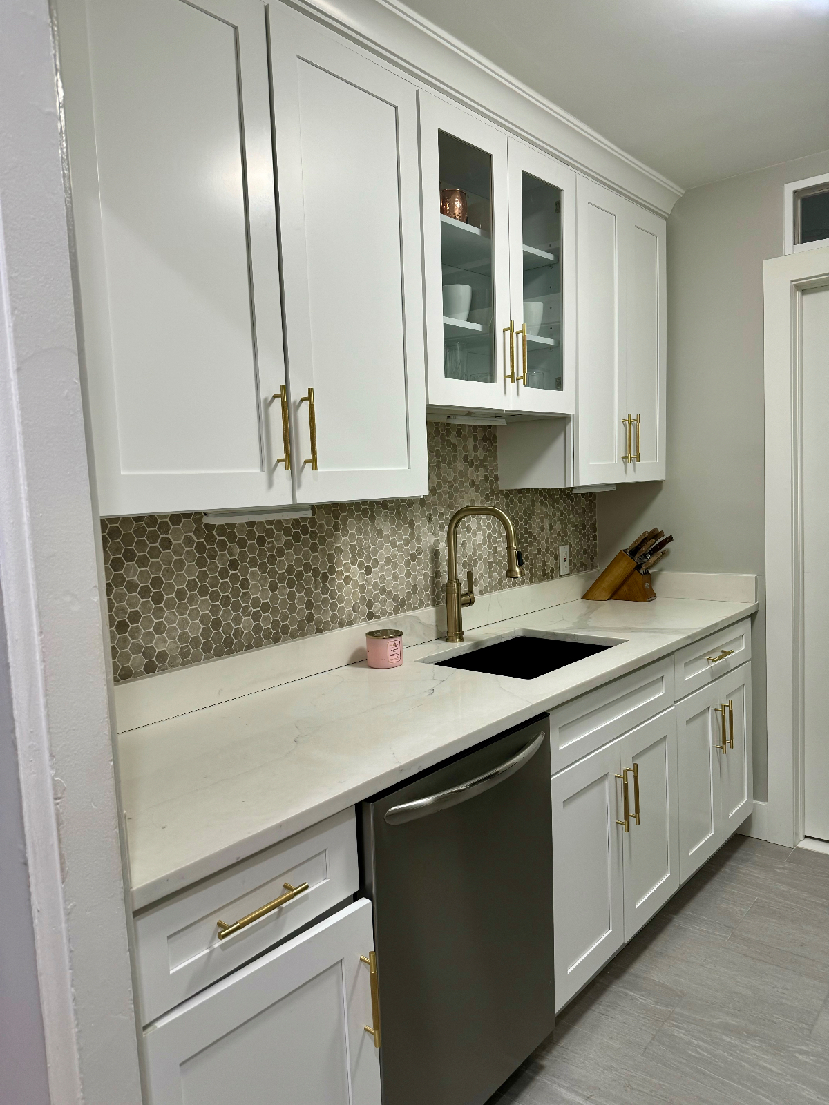 Chic & Modern Furnished Room | Utilities Included - Photo 2