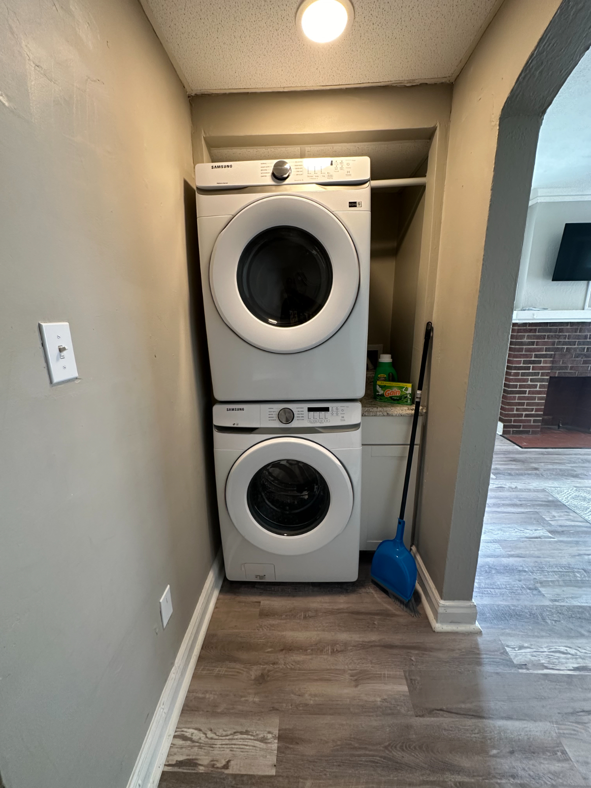 Spacious 2 BR Apartment in Quiet Neighborhood - Photo 8