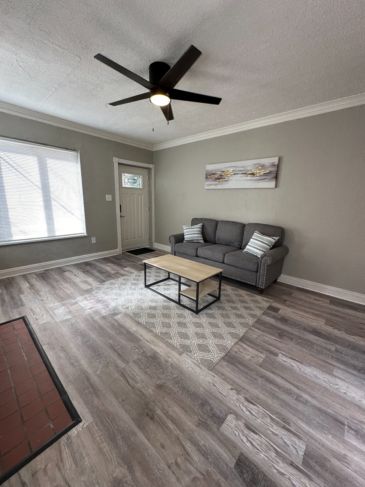 Spacious 2 BR Apartment in Quiet Neighborhood - Photo 1
