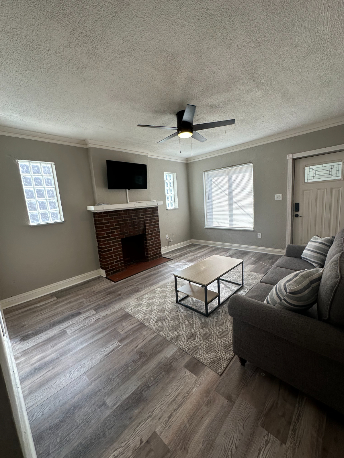 Spacious 2 BR Apartment in Quiet Neighborhood - Photo 2