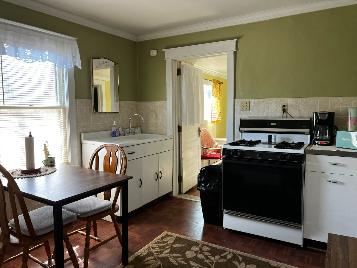 1 Bedroom Efficiency Apartment - Photo 4