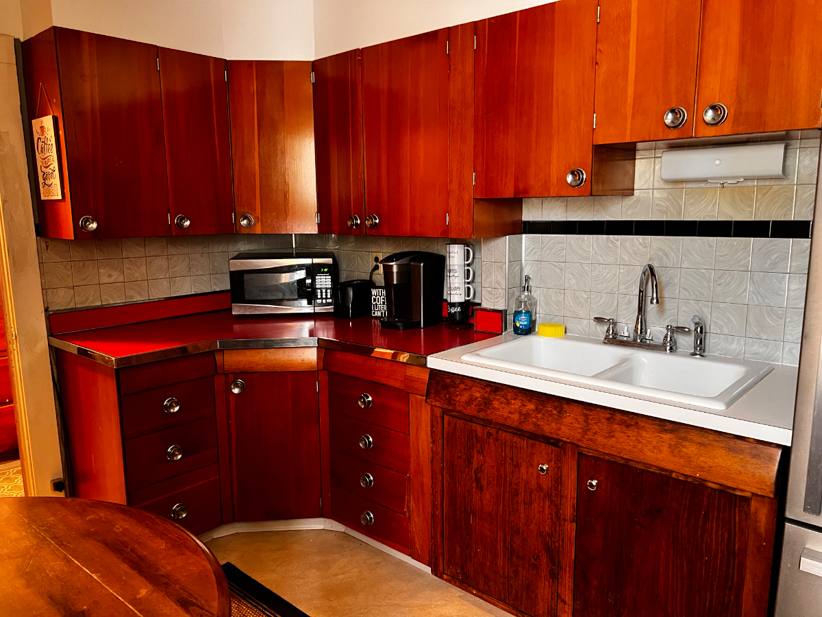 1 Bedroom Efficiency Apartment - Photo 2