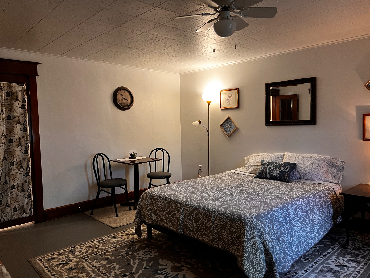 1 Bedroom Efficiency Apartment - Photo 10
