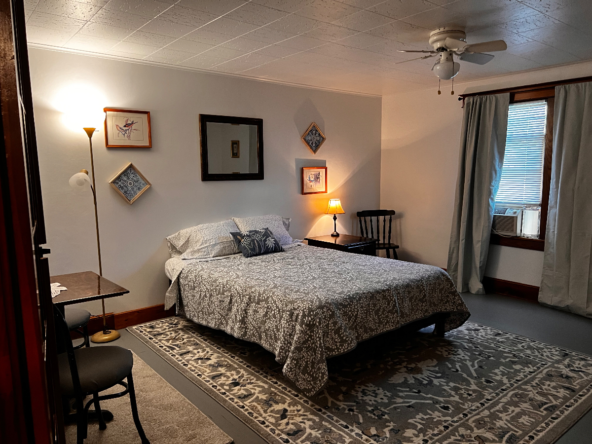 1 Bedroom Efficiency Apartment - Photo 12