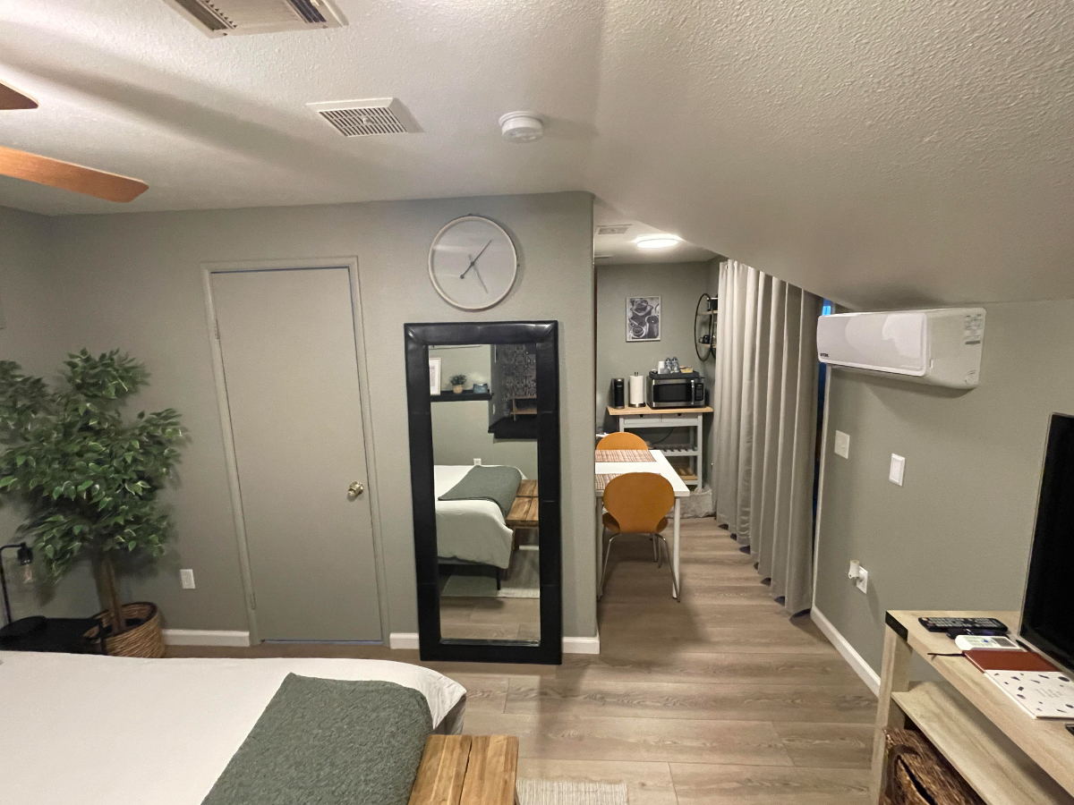 Cozy Private Suite in Mission Valley with Parking/Pool/Jacuzzi - Photo 2