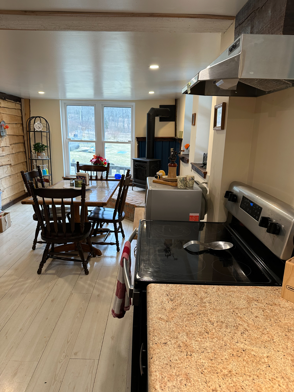 Cozy and Comfortable Apartment with Beautiful Outdoor Space Available for Rent - Photo 3