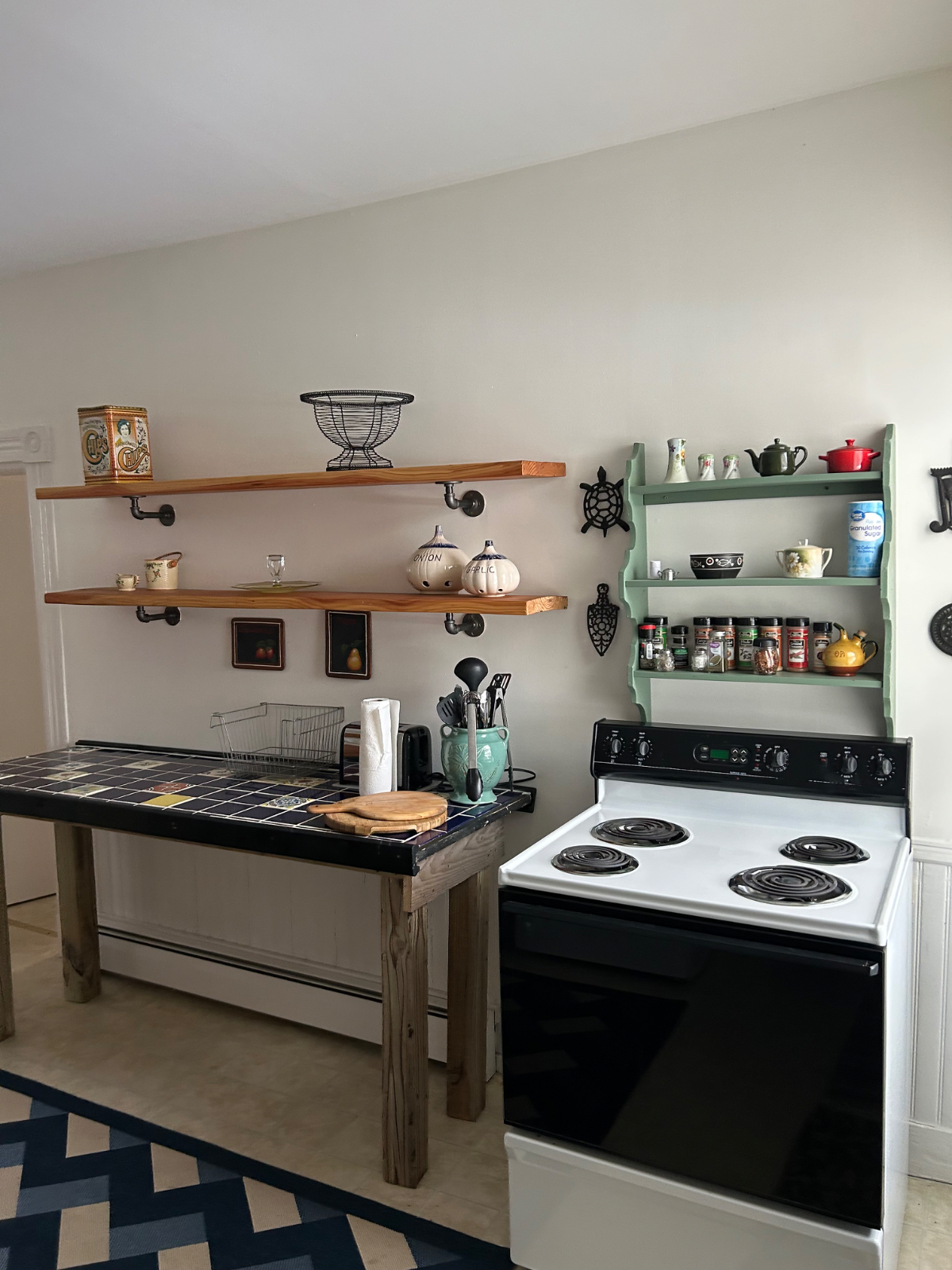 2nd FL 1 Bdrm Apt. w/ washer & dryer, All Utilities Included - Photo 4