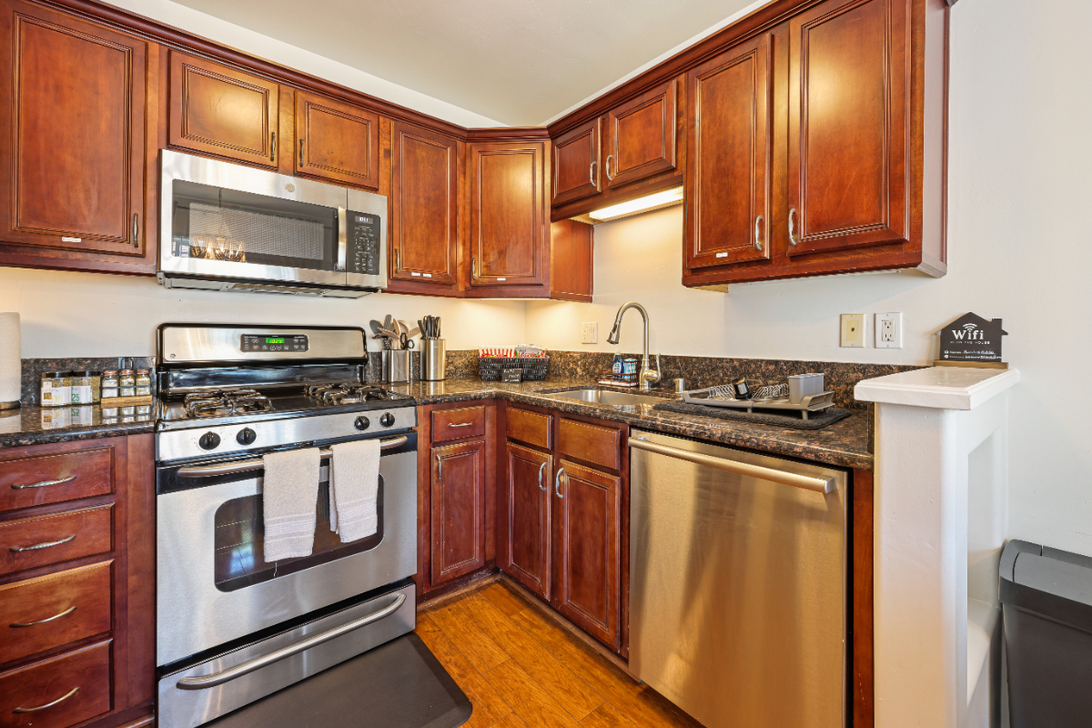 2BR/2BA Quiet North Park Luxury Condo - Photo 6