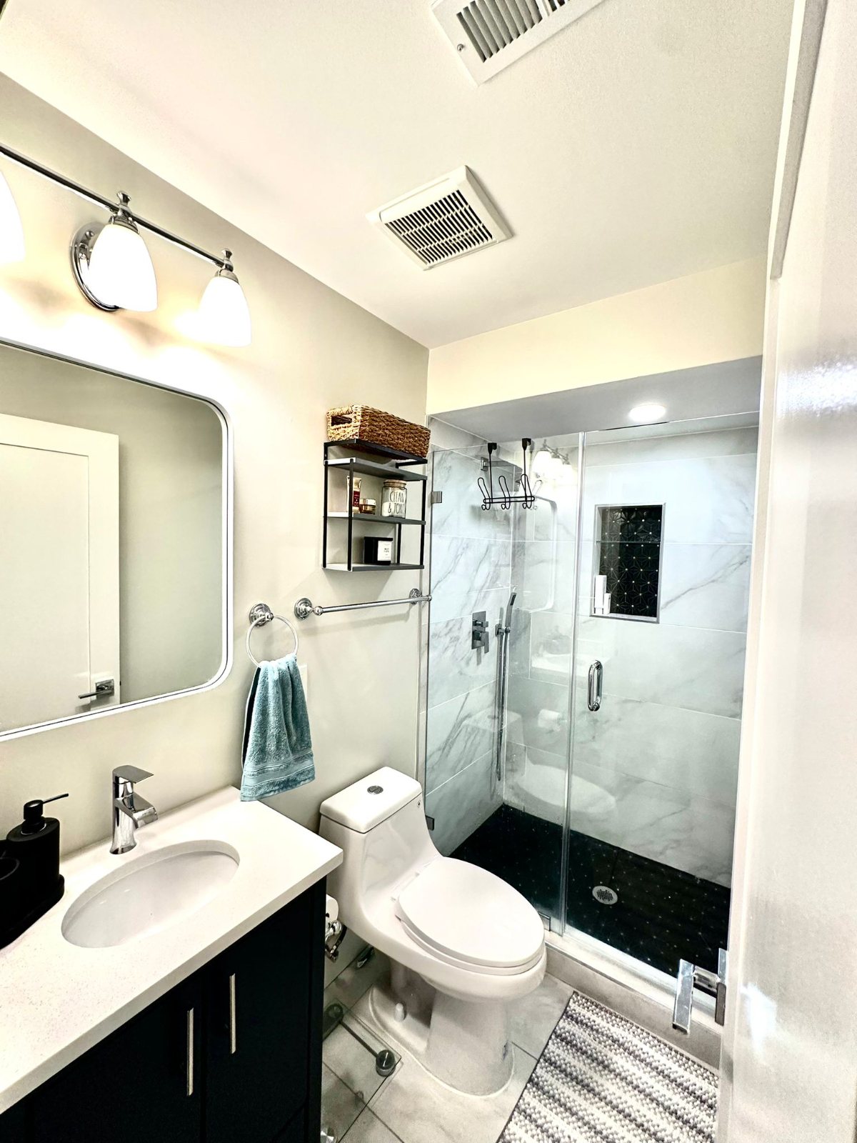 Beautiful Top Floor Condo with Private Balcony Near Meridian Hill Park - Photo 9